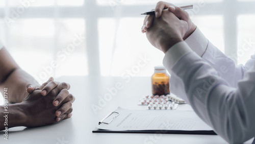 Foto Man having appointment with STD specialist in clinic, closeup