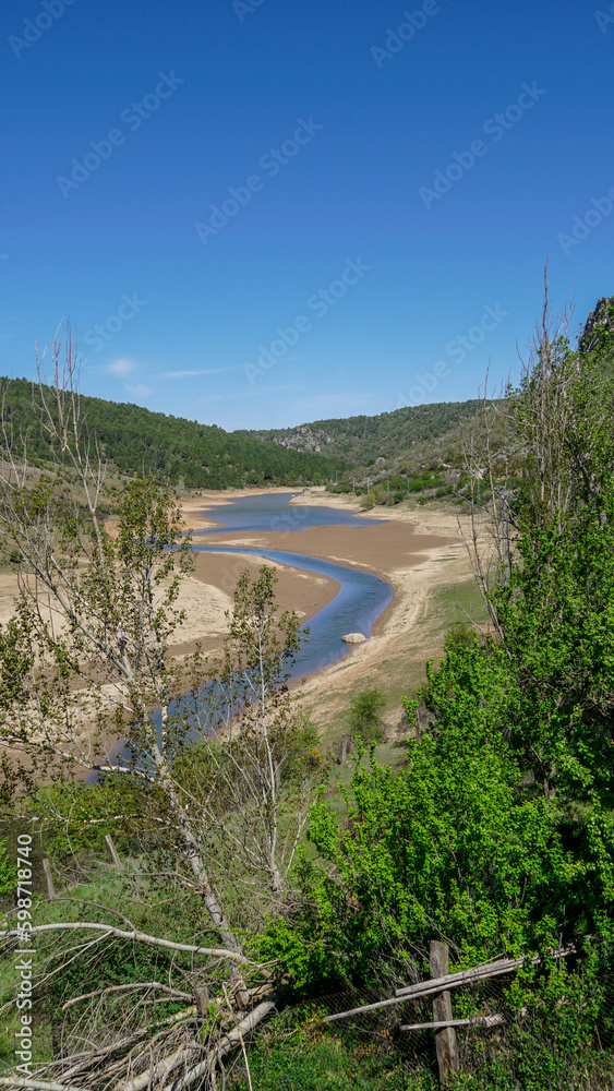 Río Cuervo , concepto de sequia y río con caudal mínimo visible , sequia en España concepto cambio climático