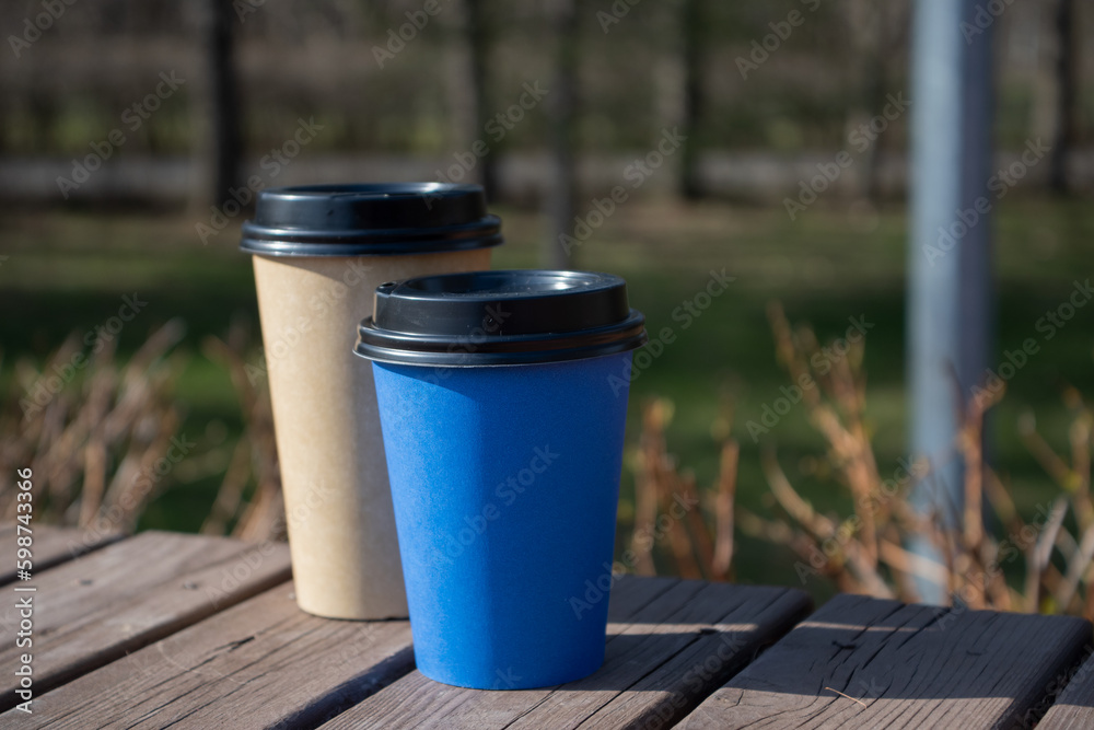 Foto de Paper cups of coffee on the street. Mockup of a cardboard cup ...