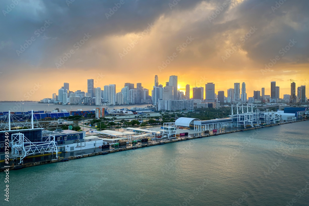 Obraz premium Scenic view of Miami skyline, Florida, United States.