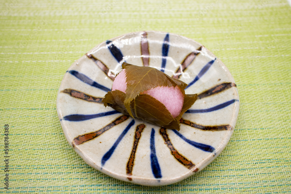 Obraz premium 陶器皿にのった桜餅・道明寺1個、和菓子 Japanese sweets 