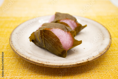 陶器皿にのった桜餅・道明寺2個、和菓子
Japanese sweets 