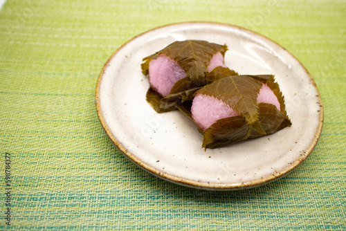 陶器皿にのった桜餅・道明寺2個、和菓子
Japanese sweets 