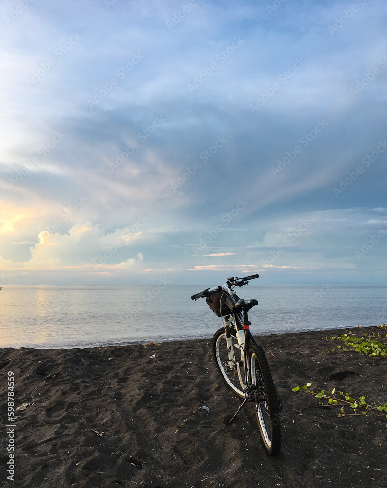Fototapeta premium Cycling in the morning visiting several beaches