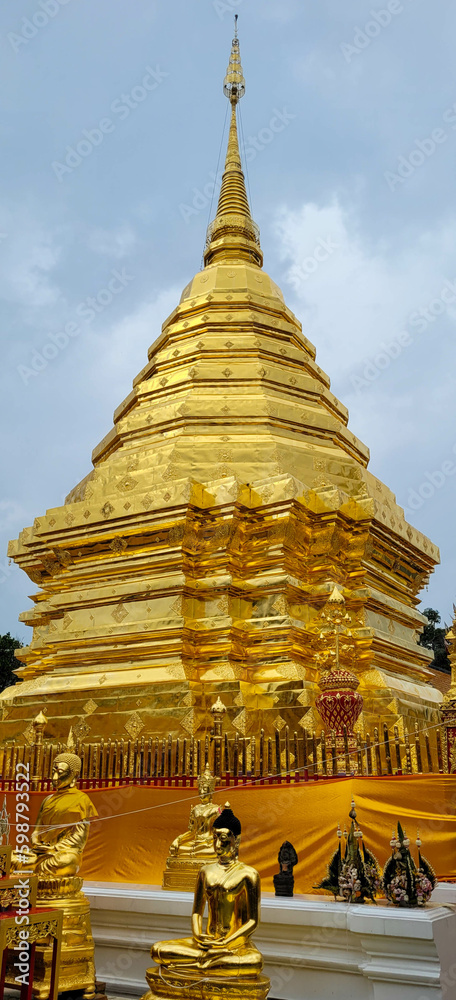 Fototapeta premium Golden pagoda