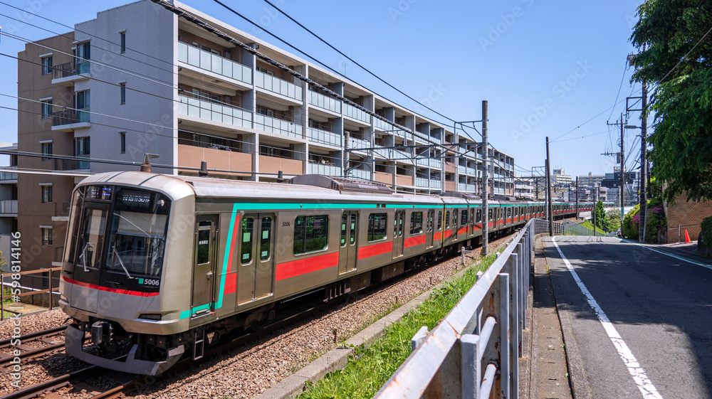 Naklejka premium 新しい街を駆け抜ける通勤電車