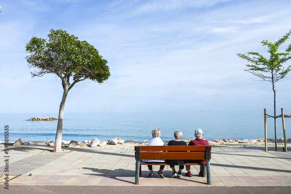 vieux seniors retraite pension santé vacances loisirs banc amis 