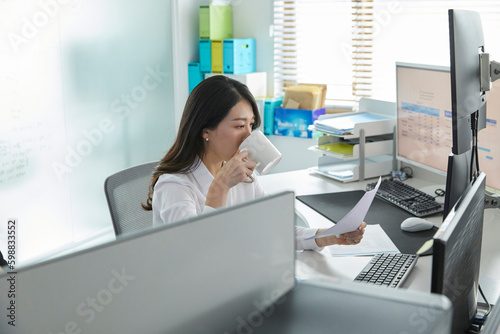금융회사에서 모니터링을 하며 차트를 관찰하는 직원