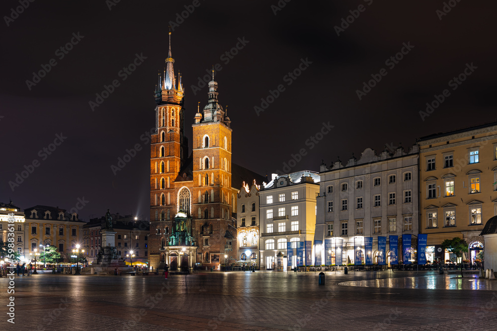 Fototapeta premium St. Mary's Basilica (Church of Our Lady Assumed into Heaven) in Krakow, Poland at night