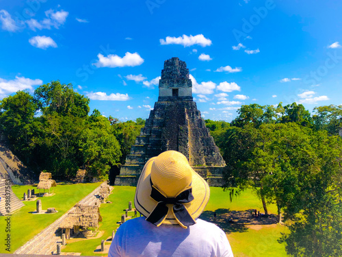 Fotografie Female tourist in front of the temple of great jaguar