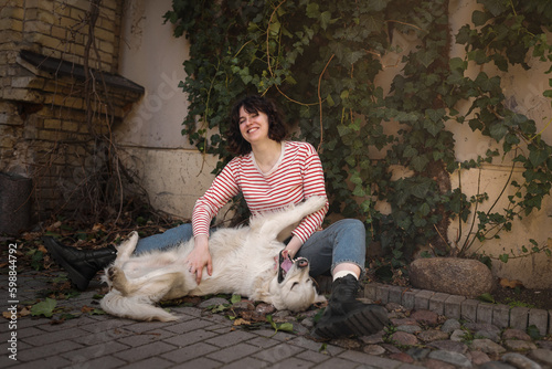 Obraz na płótnie Cute funny girl portrait with her golden dog w salonie
