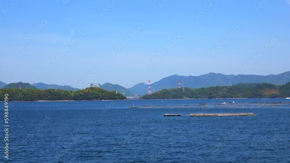 瀬戸内海に浮かぶ牡蠣養殖筏や宇品島などの島々、広島湾風景を船から移動撮影  4K  2023年4月23日