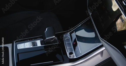 audi q7 interier detail of center panel
