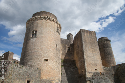 Le tour ronde et la tour carrée du château médiéval de Bonaguil (Lot-et-Garonne)