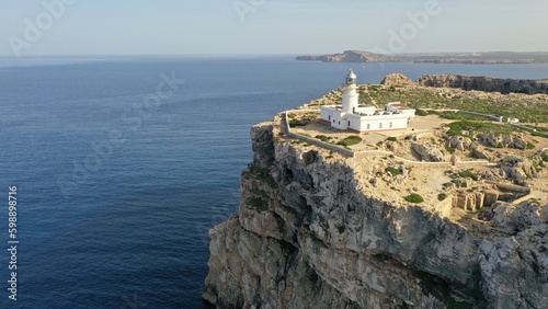 survol du phare de Cavalleria au nord de l'île de Minorque dans l'archipel des Baléares Espagne 