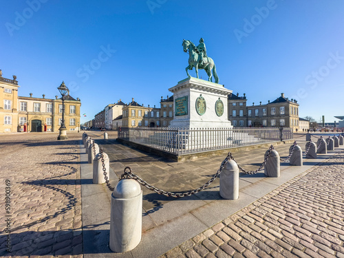 Amalienborg Schlossplatz in Kopenhagen mit Statue photo