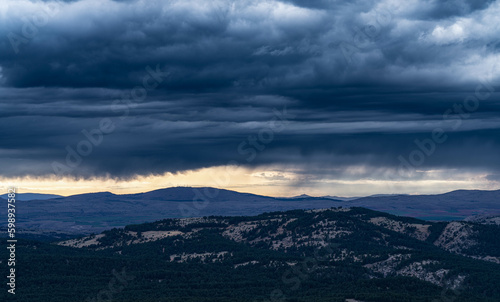 Fototapeta Naklejka Na Ścianę i Meble -  Nubes de tormenta en el atardecer de Gúdar