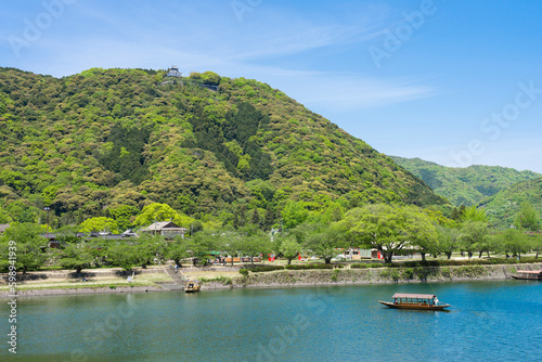 岩国城と錦川を渡る遊覧船