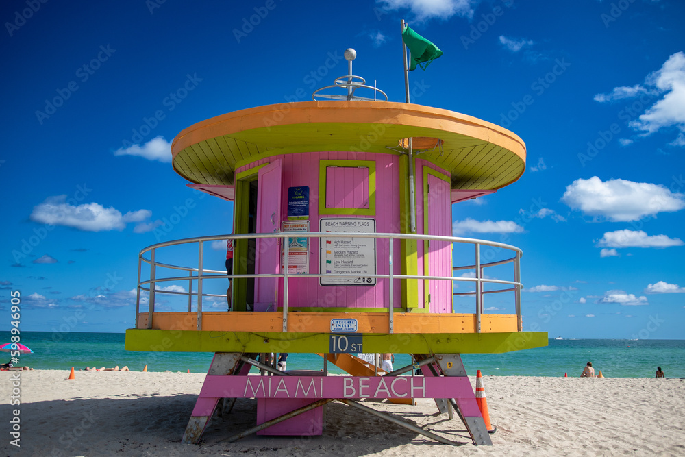 Fototapeta premium lifeguard tower on the beach