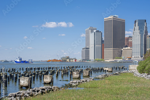 Obraz na płótnie pier 1 salt marsh and panorama of Manhattan and brooklyn bridge across the East