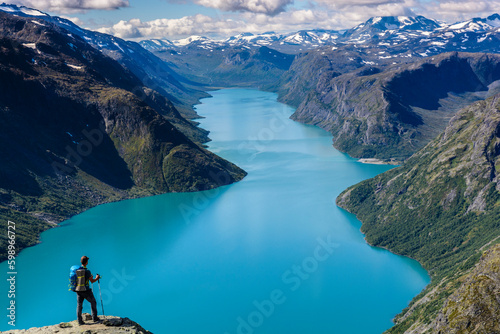 Wanderer auf dem Besseggen Grat mit Blick auf Gjende See, Jotunheimen Nationalpark, Norwegen