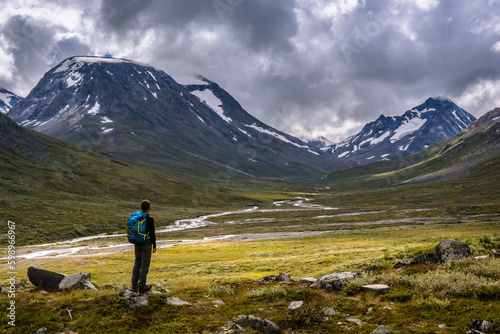 Wanderer im Visdalen nahe Spiterstulen, Jotunheimen Nationalpark, Norwegen