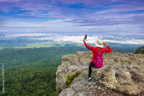 Cuadro en lienzo Young  woman hiking on mountains