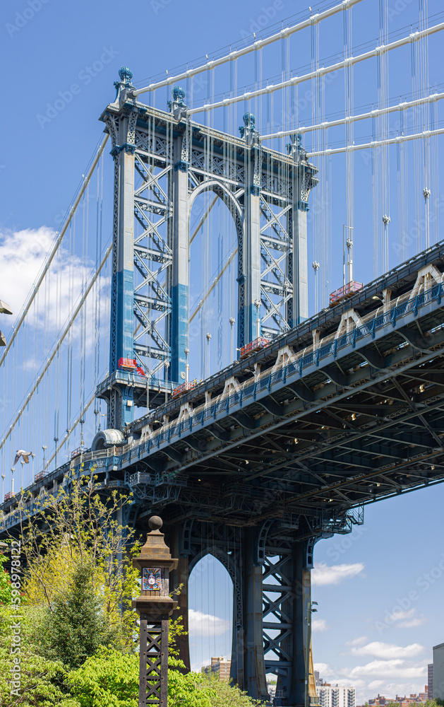 Fototapeta premium lace farms of manhattan bridge across east river 
