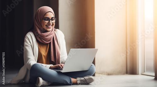 Alegre mulher do Oriente Médio sentada no chão, usando laptop