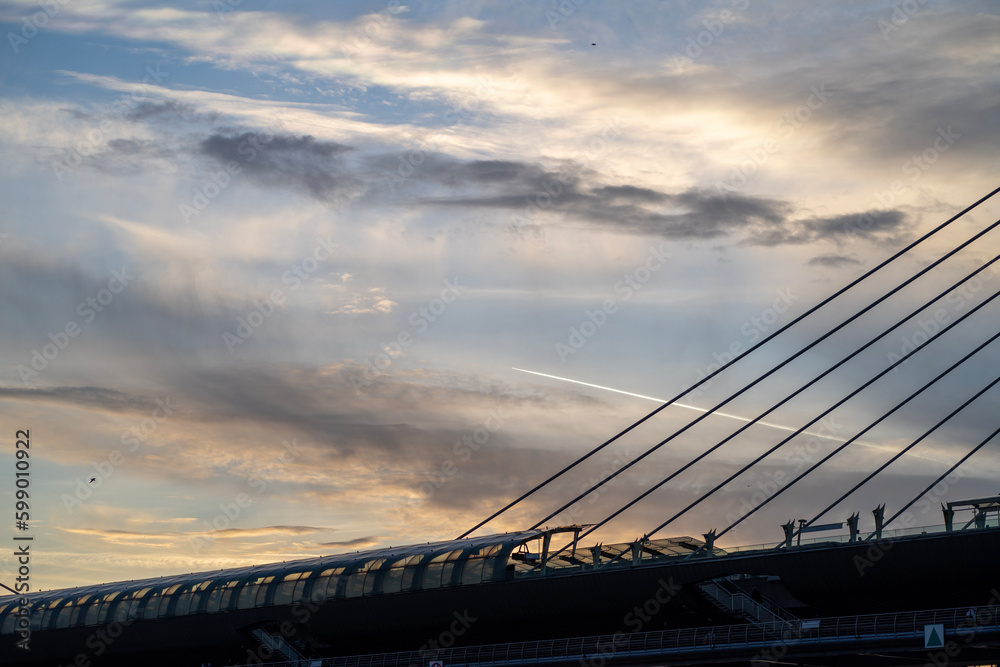 Obraz premium suspension bridge at sunset