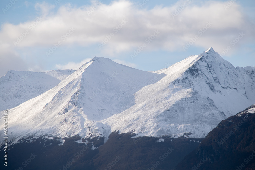 Montañas nevadas en Ushuaia. Tierra del Fuego. Argentina