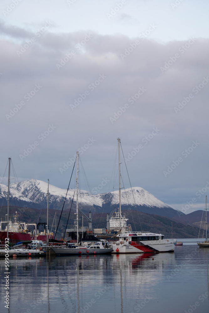 Barcos en el puerto de Ushuaia, Tierra del Fuego. Argentina