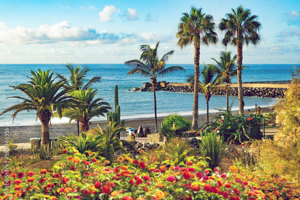 Playas y costa y turismo en Canarias. Playas de España. Puesta de sol panorama pueblo costa en Tenerife.