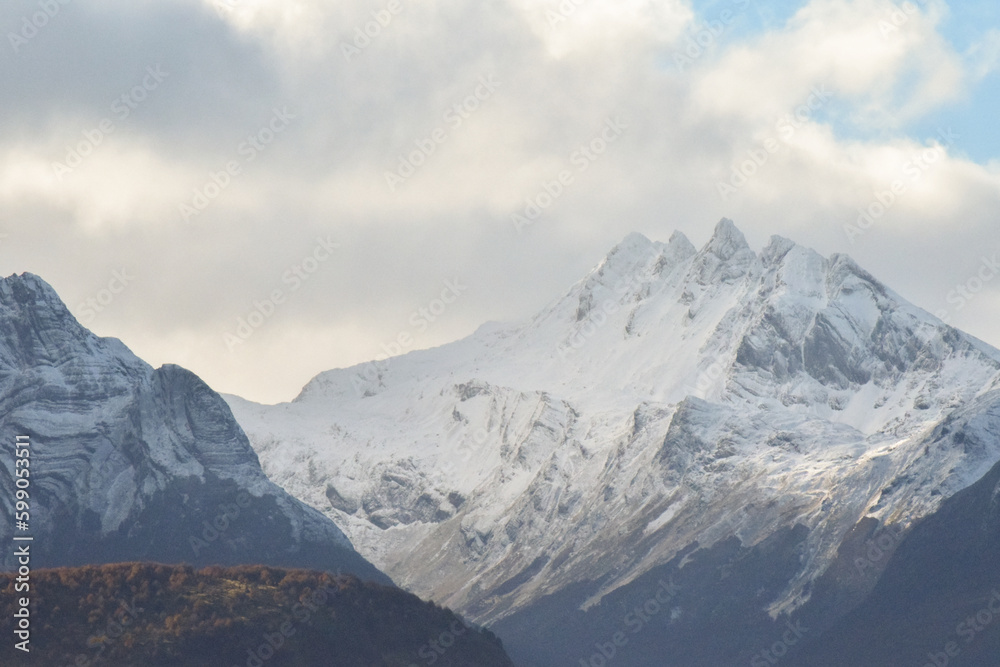 Picos nevados en Ushuaia. Andes Patagónicos