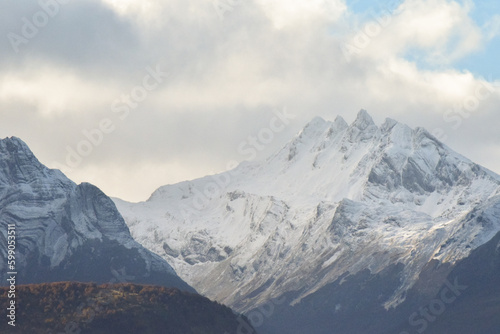 Picos nevados en Ushuaia. Andes Patag  nicos