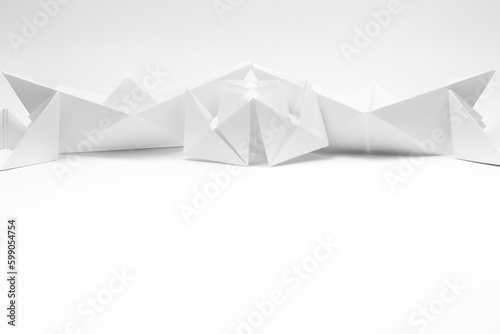 Białe, papierowe łodzie na białym tle.