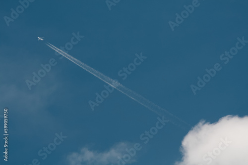 Samolot wysoko na niebie wśród chmur.