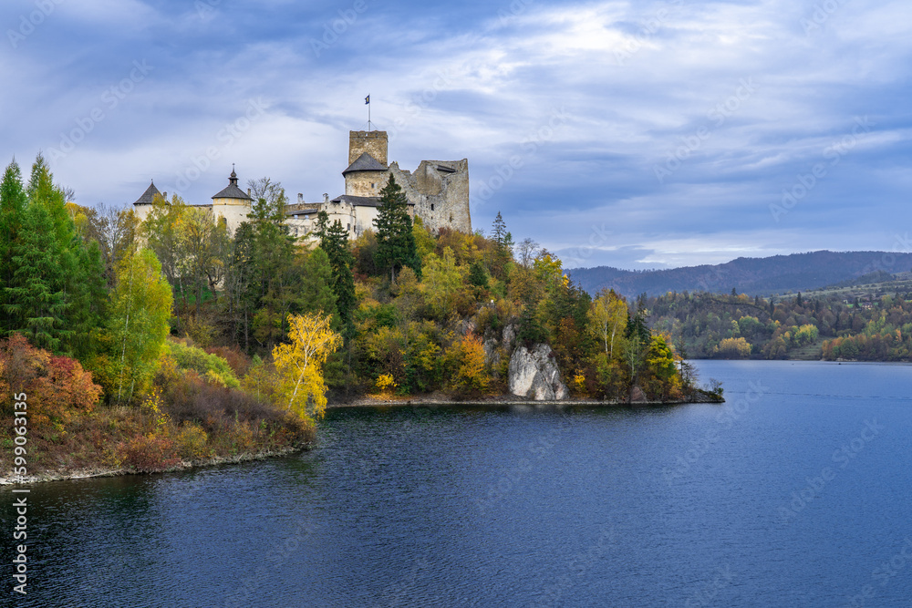 Zamek w Nidzicy nad jeziorem Czorsztyńskim.
The castle in Nidzica on Lake Czorsztyńskie. Zamek w Nidzicy nad jeziorem Czorsztyńskim.
The castle in Nidzica on Lake Czorsztyńskie.