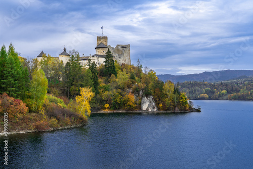 Zamek w Nidzicy nad jeziorem Czorsztyńskim. The castle in Nidzica on Lake Czorsztyńskie.