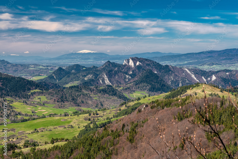 Widok na Trzy Korony z Babią Górą w tle.
View of Trzy Korony with Babia Góra in the background.
