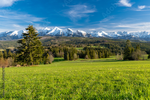 Kontrasty pod Tatrami. Contrasts in the Tatra Mountains.