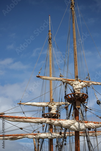 Masten, Taue und Segel eines historischen Schiffs