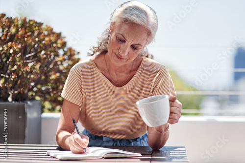 фотографія Shes an avid writer
