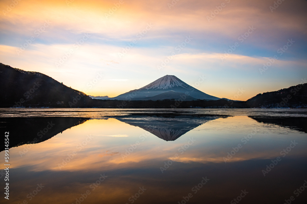 精進湖から富士山と朝焼け