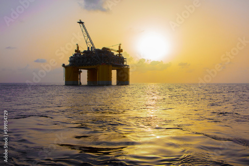 Cuadro en lienzo Offshore platform at sunset in Gulf of Mexico