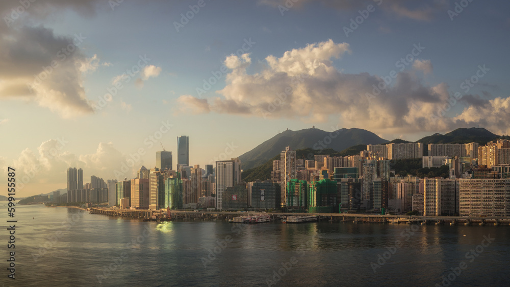 Fototapeta premium Causebay and Hong Kong skyline at sunrise.