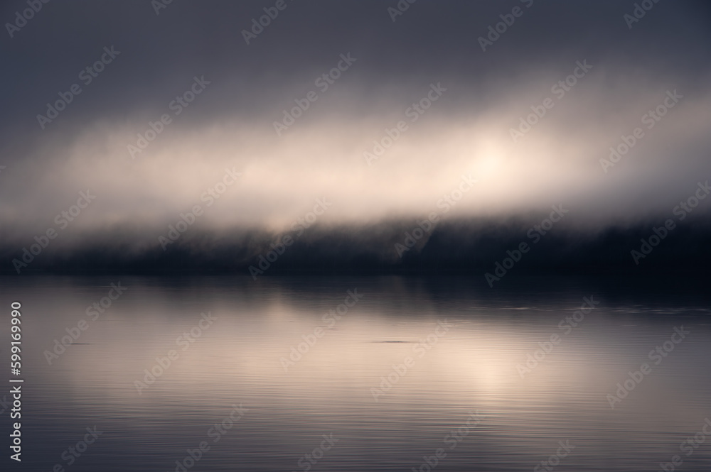 灰色の雲に覆われた湖。