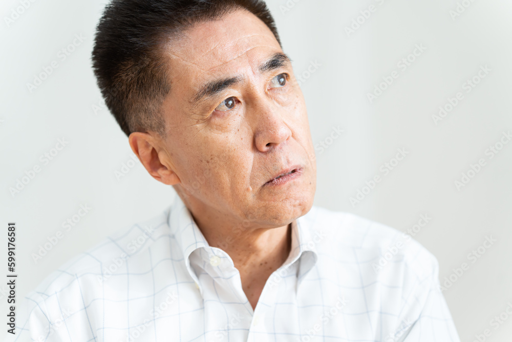 外を眺めるミドル男性