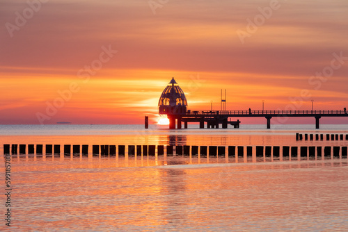 Sonnenaufgang an der Zingster Seebrücke.