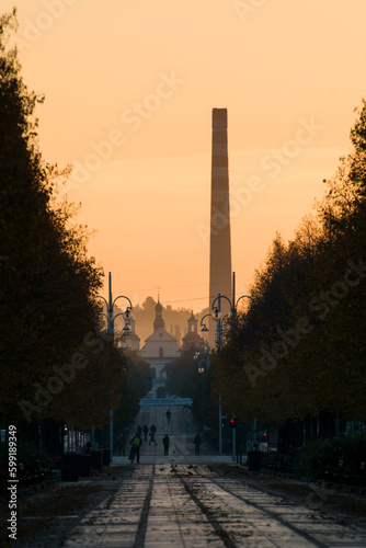 Kościół i komin o wschodzie słońca w Częstochowie w Polsce © Marek